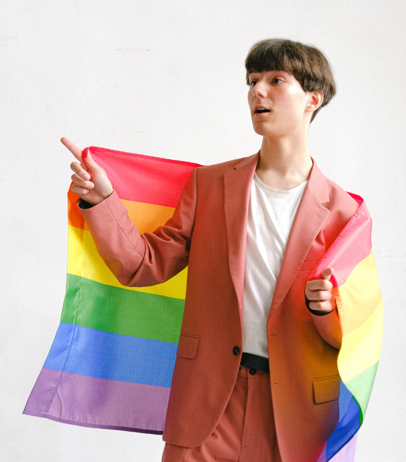 Limburg Pride Genderneutraal persoon met regenboogvlag